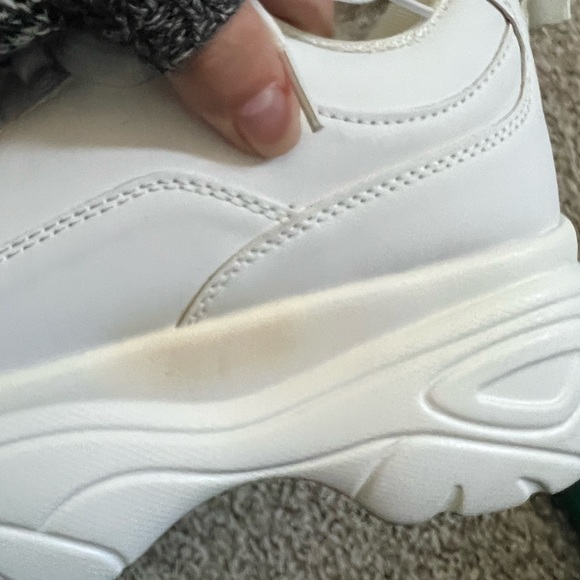 Never worn but does have some staining from the factory, women’s size 8 - Picture 4 of 9